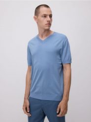 Sweter z dekoltem V - jasnoniebieski. Niebieskie swetry męskie Reserved, l, bez wzorów, z wiskozy, bez kołnierzyka. W wyprzedaży za 55.99 zł.