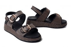 Artiker Relaks 58C1741 DK. BROWN, sandały damskie. Brązowe sandały damskie Artiker Relaks, bez wzorów, bez obcasa, na koturnie. Za 174.90 zł.