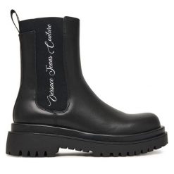 Sztyblety Versace Jeans Couture. Czarne botki damskie Versace Jeans Couture, z jeansu, bez obcasa, na płaskiej podeszwie, bez zapięcia. Za 729.99 zł.