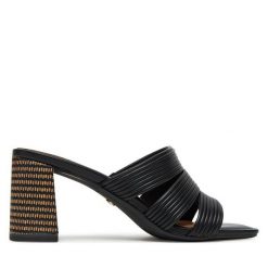 Klapki Tamaris. Czarne klapki damskie Tamaris, bez wzorów, bez obcasa. Za 269.99 zł.