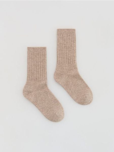 Skarpetki z wełną i domieszką kaszmiru - kremowy. Białe skarpetki damskie Reserved, bez wzorów, z dzianiny. W wyprzedaży za 27.99 zł.