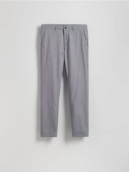 Spodnie chino slim fit - ciemnoszary. Szare spodnie materiałowe męskie Reserved, bez wzorów, z bawełny. W wyprzedaży za 119.99 zł.