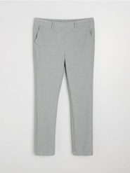 Spodnie slim fit z domieszką wiskozy - szary. Szare spodnie materiałowe męskie Sinsay, bez wzorów, z wiskozy. Za 49.99 zł.