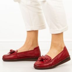 Czerwone skórzane półbuty damskie Cambell 15312. Czerwone półbuty damskie Cambell, bez wzorów, z jeansu, eleganckie, z okrągłym noskiem, bez obcasa, na płaskiej podeszwie. Za 219.00 zł.