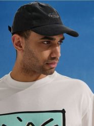 Czapka z daszkiem z haftowanym napisem Garage Club - czarny. Czarne czapki męskie Sinsay, bez wzorów. Za 19.99 zł.