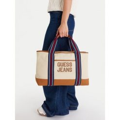 Torba Guess Jeans. Białe torebki klasyczne damskie Guess Jeans, z aplikacjami, z jeansu, bez dodatków. Za 332.99 zł.