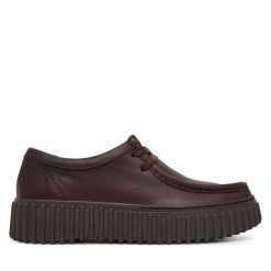 Półbuty Clarks. Brązowe półbuty damskie Clarks, bez wzorów, bez obcasa, na płaskiej podeszwie. Za 479.99 zł.