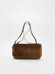 Zamszowa torebka na ramię - brązowy. Brązowe torebki klasyczne damskie Reserved, bez wzorów, z zamszu, zamszowe, bez dodatków. Za 279.99 zł.
