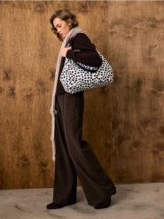 Eleganckie spodnie wide leg z przeszyciami - brązowy. Brązowe spodnie materiałowe damskie Sinsay, bez wzorów, eleganckie. Za 59.99 zł.