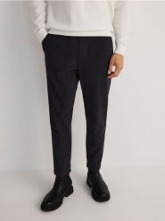 Sztruksowe spodnie jogger - ciemnoszary. Szare spodnie materiałowe męskie Reserved, bez wzorów, ze sztruksu. W wyprzedaży za 69.99 zł.