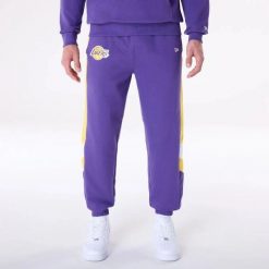 Spodnie dresowe New LA Lakers NBA Panel fioletowe. Fioletowe spodnie dresowe męskie New Era, bez wzorów, z dresówki. Za 274.95 zł.