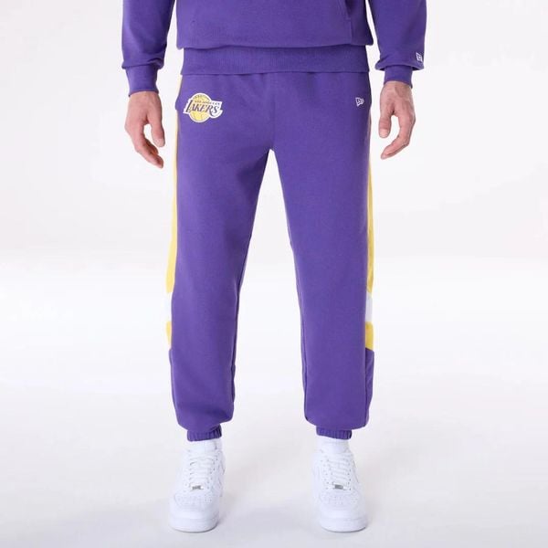 Spodnie dresowe New LA Lakers NBA Panel fioletowe. Fioletowe spodnie dresowe męskie New Era, bez wzorów, z dresówki. Za 274.95 zł.