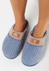 Granatowe Kapcie z Futerka Ozdobione Tłoczeniem i Naszywką Lavetire. Niebieskie kapcie damskie Born2be, z gumy. Za 29.99 zł.