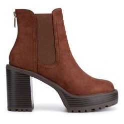 Botki Nine West. Brązowe botki damskie Nine West, bez obcasa, na słupku, bez zapięcia. Za 299.99 zł.