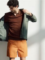 Szorty regular fit - pomarańczowy. Brązowe szorty męskie Reserved, z bawełny, bez kołnierzyka. W wyprzedaży za 65.99 zł.