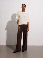 Dzianinowy t-shirt z bawełną - kremowy. Białe t-shirty damskie Reserved, l, bez wzorów, z bawełny, bez kołnierzyka. W wyprzedaży za 59.99 zł.