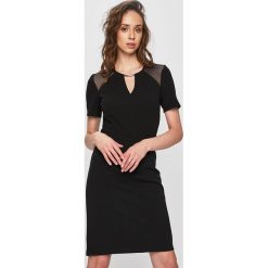 Morgan - Sukienka. Czarne sukienki damskie Morgan, do pracy, bez wzorów, z elastanu, biznesowe, bez kołnierzyka, bez ramiączek, mini, dopasowane. W wyprzedaży za 219.90 zł.