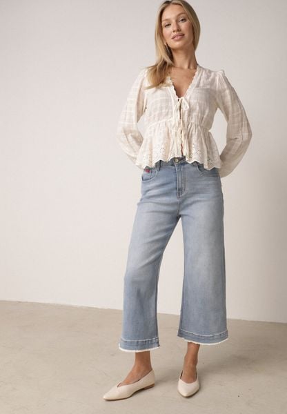 Niebieskie Jeansy Kuloty z Bawełną o Szerokim Kroju z Wysokim Stanem i Perełkami Kharope. Niebieskie jeansy damskie Born2be, z podwyższonym stanem. Za 99.99 zł.