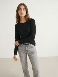 Prążkowana koszulka z długim rękawem, z domieszką modalu - czarny. Czarne t-shirty damskie Sinsay, l, bez wzorów, prążkowane, bez kołnierzyka. Za 19.99 zł.