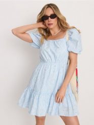 Bawełniana sukienka mini z ażurowym wzorem - błękitny. Niebieskie sukienki damskie Sinsay, l, w ażurowe wzory, z bawełny, bez kołnierzyka, bez ramiączek, mini. Za 59.99 zł.