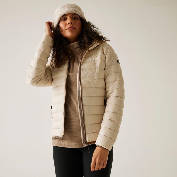 Marizion Damska kurtka turystyczna z przegrodami z kapturem. Białe kurtki damskie Regatta, na zimę, bez wzorów, z puchu, z kapturem. Za 199.99 zł.