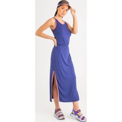 Sukienka EMPORIO ARMANI. Sukienki damskie Emporio Armani, bez wzorów, bez kołnierzyka, bez ramiączek. W wyprzedaży za 677.87 zł.