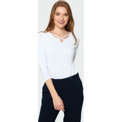 Biały top z ozdobym dekoltem. Białe topy damskie Greenpoint, z aplikacjami, z elastanu, bez kołnierzyka. Za 14.99 zł.