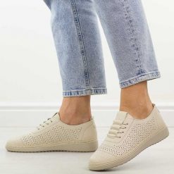 Beżowe ażurowane półbuty damskie Unisoft 5000. Brązowe półbuty damskie Jezzi, w ażurowe wzory, z jeansu, klasyczne, z okrągłym noskiem, bez obcasa, na płaskiej podeszwie. Za 149.00 zł.