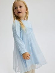 Sukienka z rozszerzanym dołem - jasnoniebieski. Niebieskie sukienki dziewczęce Reserved, bez wzorów, z bawełny, bez ramiączek. W wyprzedaży za 39.99 zł.