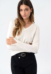 Sweter z dekoltem w serek S-NELI. Białe swetry klasyczne damskie Volcano, plus size, z dzianiny, bez kołnierzyka, plus size. Za 119.99 zł.