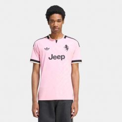 Koszulka piłkarska ADIDAS Juventus 26/27 wyjazdowa. Czerwone bluzki sportowe damskie Adidas, s, z materiału, bez kołnierzyka, bez ramiączek. Za 439.99 zł.