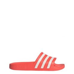 Klapki adilette Aqua. Białe klapki damskie Adidas, bez wzorów, bez obcasa. Za 59.09 zł.