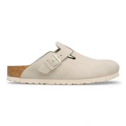 BIRKENSTOCK Boston LEVE Oyster Klapki damskie. Białe klapki damskie Birkenstock, bez wzorów, z weluru, bez obcasa. Za 529.99 zł.