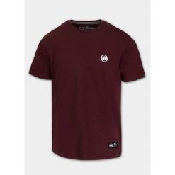 Pitbull T-shirt Small Logo Dark Burgundy. Czerwone t-shirty męskie PITBULL, bez wzorów, bez kołnierzyka. W wyprzedaży za 80.10 zł.