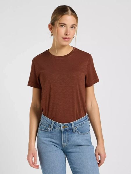 DAMSKA KOSZULKA LEE PERFECT TEE LUXE BROWN 112370965. Brązowe bluzki damskie Lee, m, bez wzorów, bez kołnierzyka, bez ramiączek. Za 79.99 zł.