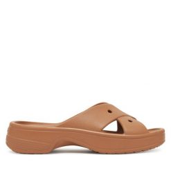 Klapki Crocs. Brązowe klapki damskie Crocs, bez wzorów, bez obcasa. Za 139.99 zł.