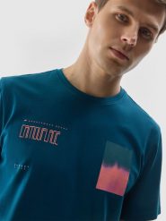 4F T-shirt z nadrukiem męski - turkusowy M. Niebieskie t-shirty męskie 4f, m, z aplikacjami, z bawełny, bez kołnierzyka. W wyprzedaży za 39.99 zł.