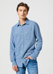WRANGLER MĘSKA KOSZULA 1 PKT SHIRT WRANGLER BLUE 112357232 W5X2018059. Niebieskie koszule męskie Wrangler, l, bez wzorów, bez kołnierzyka, bez ramiączek. Za 179.99 zł.