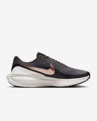 Buty sportowe damskie Nike Revolution 8. Szare buty sportowe na co dzień damskie Nike, bez wzorów, do biegania, nike revolution. Za 251.99 zł.