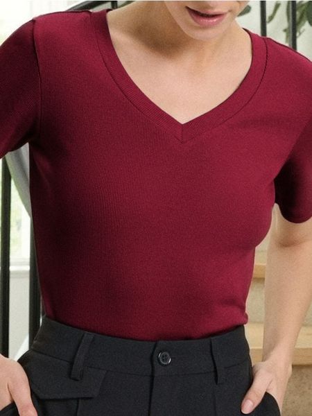 Koszulka z dekoltem V - bordowy. Czerwone t-shirty damskie Sinsay, l, bez wzorów, bez kołnierzyka. W wyprzedaży za 6.99 zł.