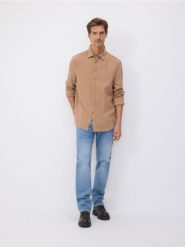 Strukturalna koszula regular fit - brązowy. Brązowe koszule męskie Reserved, l, bez wzorów, z bawełny, bez kołnierzyka, bez ramiączek. W wyprzedaży za 39.99 zł.
