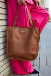 Torebka skórzana duża damska A4 klasyczna na ramię camel Beltimore L62. Brązowe torebki klasyczne damskie bez wzorów, duże, bez dodatków. Za 219.99 zł.