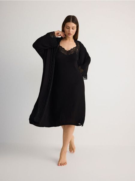 Koszula nocna z wiskozy - czarny. Czarne koszule nocne damskie Reserved, bez wzorów, z wiskozy. W wyprzedaży za 49.99 zł.