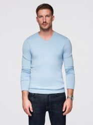 Elegancki męski sweter V-neck BASIC z wiskozą –jasnoniebieski V10 - Rozmiar: S. Niebieskie swetry męskie Ombre Clothing, m, bez wzorów, z wiskozy, bez kołnierzyka. W wyprzedaży za 89.99 zł.