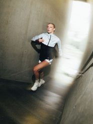 4F Kurtka do biegania odblaskowa damska - czarna XL. Czarne kurtki damskie 4f, l, bez wzorów, z materiału, bez kaptura. Za 349.99 zł.