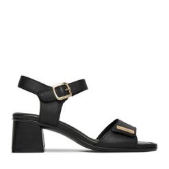 Sandały Remonte. Czarne sandały damskie Remonte, bez wzorów, bez obcasa, na słupku. Za 379.99 zł.