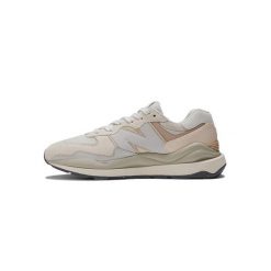 Buty do biegania New Balance 57/40 Beżowe. Szare obuwie do biegania damskie New Balance. Za 517.70 zł.