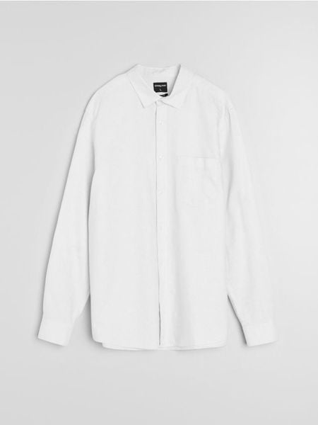 Bawełniana koszula z długim rękawem i kieszenią piersiową - biały. Białe koszule męskie Sinsay, l, bez wzorów, z bawełny, bez kołnierzyka, bez ramiączek. Za 59.99 zł.