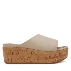 Klapki FitFlop. Brązowe klapki damskie FitFlop, bez wzorów, bez obcasa. Za 459.99 zł.