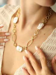 Pierres de Jade Pozłacany naszyjnik z elementami ozdobnymi - dł. 50 cm rozmiar: onesize. Białe naszyjniki damskie Pierres de Jade, pozłacane. Za 130.99 zł.